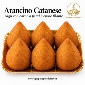 arancini alla carne catanesi con carne a pezzi e mozzarella tradizionali della sicilia orientale