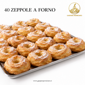 Vassoio in acciaio con almeno 12 zeppole al forno vuote, grandi e dorate, dalla superficie leggermente croccante e spolverata di zucchero a velo, realizzate in stile artigianale da Gaspare Perniciaro, pronte per essere farcite con creme a piacere.