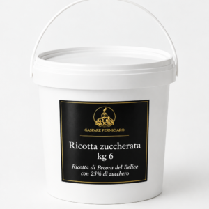 Secchiello bianco da 6 kg di Ricotta Zuccherata di Pecora del Belice con 25% di zucchero, etichetta rettangolare nera e dettagli dorati del marchio Gaspare Perniciaro.