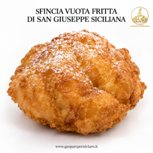 Una sfincia vuota fritta di San Giuseppe siciliana, grande e dorata, fotografata in primo piano per mostrare la superficie irregolare e la consistenza tipica della pasta fritta artigianale, ancora senza farcitura e pronta per essere riempita con ricotta o altre creme a scelta.