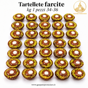 Vista dall'alto delle Tartellette Farcite del Boss Gaspare Perniciaro, disposte in file ordinate, con crema centrale alla nocciola e cacao, bordi decorati con pistacchio, cioccolato e arachidi salate.