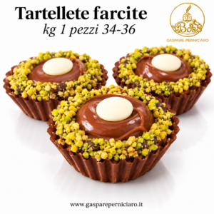 Tartellette farcite alla nocciola e cacao Gaspare Perniciaro, disposte in file ordinate, con crema al cioccolato, decorazione di pistacchio e arachidi salate e logo dorato Il Boss in alto a destra.